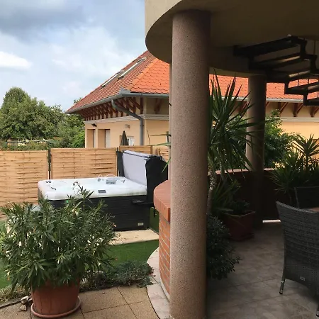 Szabo Vendeghaz 度假居 *